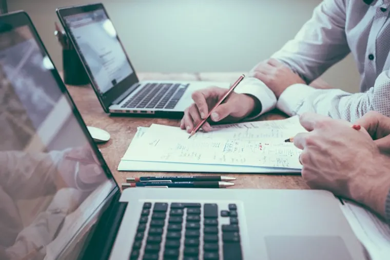 Informe corporativo sobre mesa de trabajo